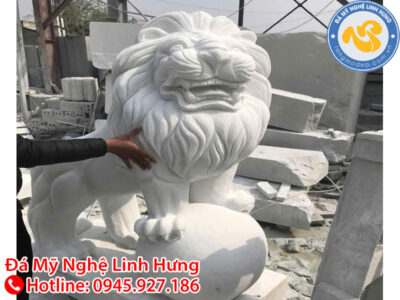 tượng đá sư tử cẩm thạch tự nhiên - mẫu đứng chân đặt quả cầu